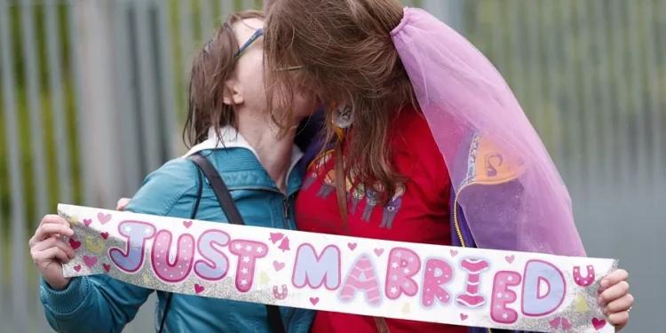 El Tribunal Constitucional polaco invalida la inscripción de matrimonios homosexuales extranjeros
