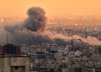 Estados Unidos completa 11 noches de ataques contra Irán y afirma que Ormuz sigue «abierto»