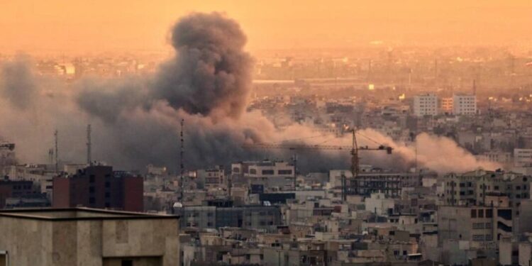Estados Unidos completa 11 noches de ataques contra Irán y afirma que Ormuz sigue «abierto»