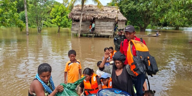 Evacúan y albergan a decenas de afectados por inundaciones en Gracias a Dios