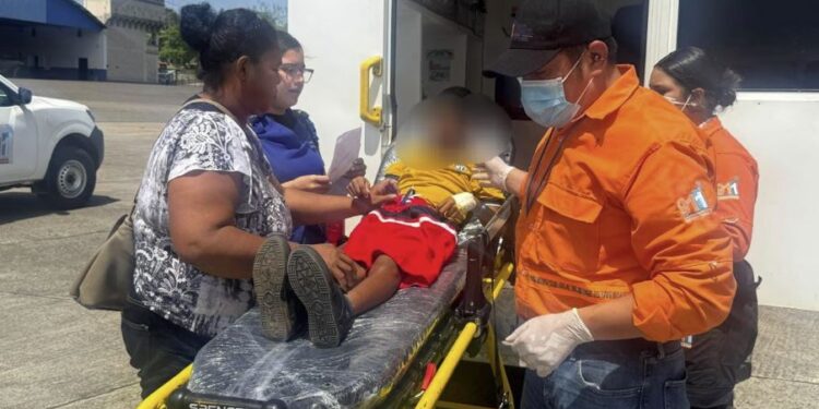 FFAA realiza evacuación aeromédica de cuatro pacientes desde Puerto Lempira hacia Tegucigalpa
