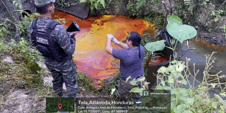 Denuncian seria contaminación de río en San Alejo, Tela en los límites del parque Jeannette Kawas