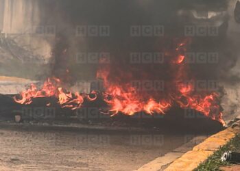Estudiantes queman llantas por el despido de un guardia y una operadora de máquinas en el Nimia Baquedano