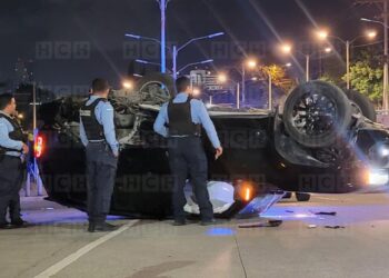 ¡Pudo ser tragedia! Conductor termina llantas arriba tras volcar en Los Próceres | Móvil Emergencia TGU