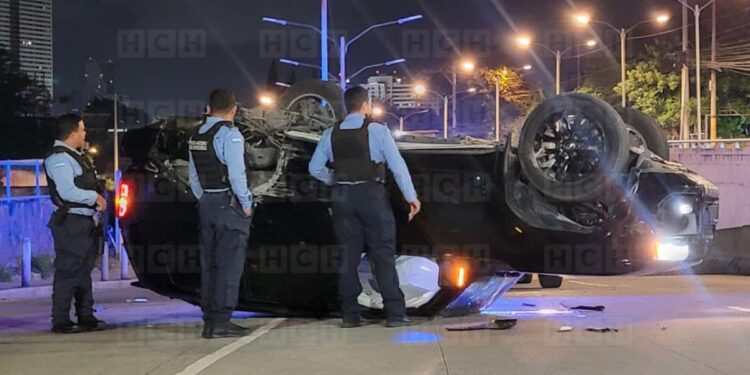¡Pudo ser tragedia! Conductor termina llantas arriba tras volcar en Los Próceres | Móvil Emergencia TGU
