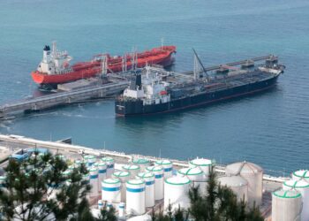 El precio del petróleo cayó a mínimos de una semana tras la pausa en los ataques entre Estados Unidos e Irán
