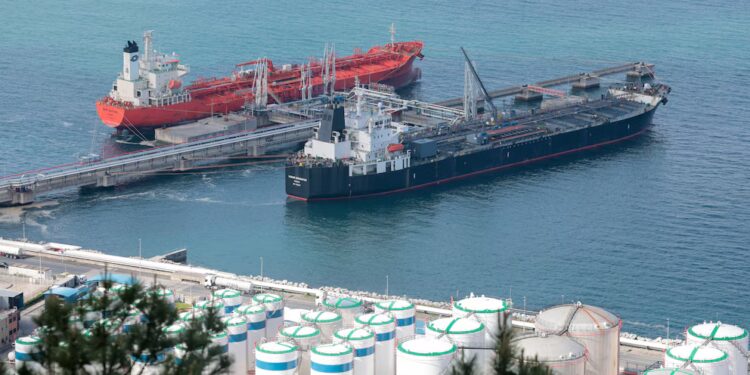 El precio del petróleo cayó a mínimos de una semana tras la pausa en los ataques entre Estados Unidos e Irán