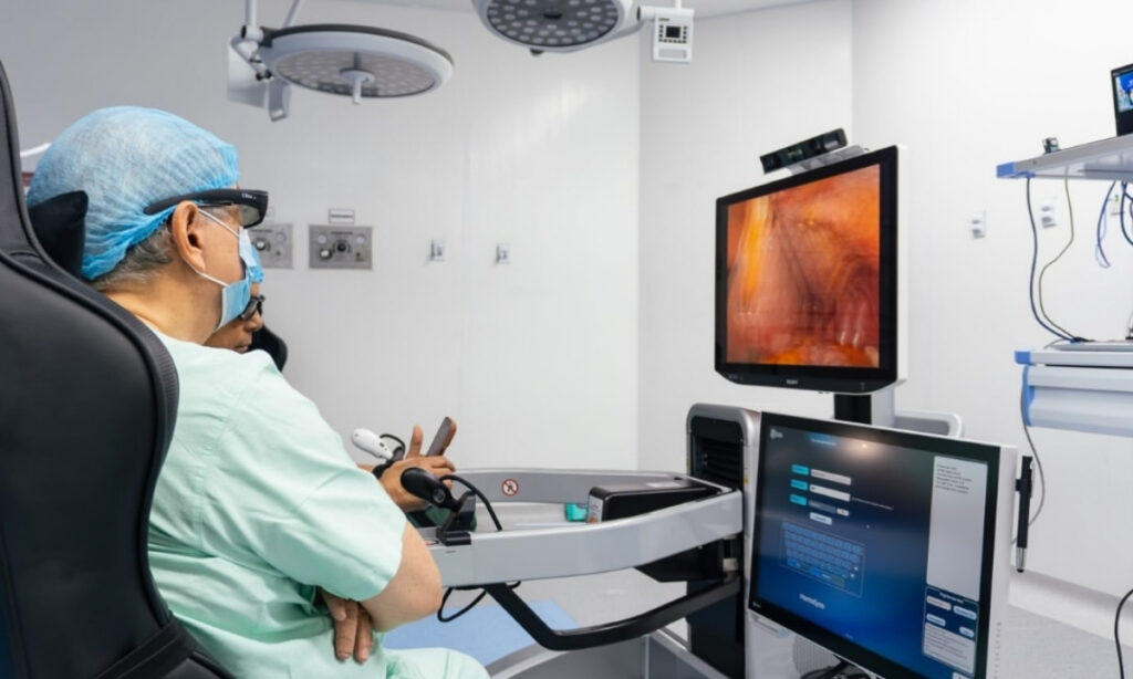 Médico operó desde Colombia a paciente en India