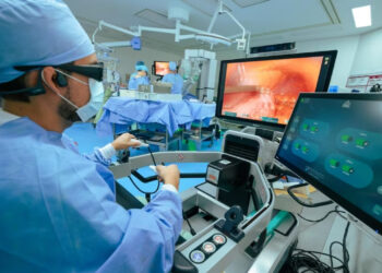 Médico operó desde Colombia a paciente en India