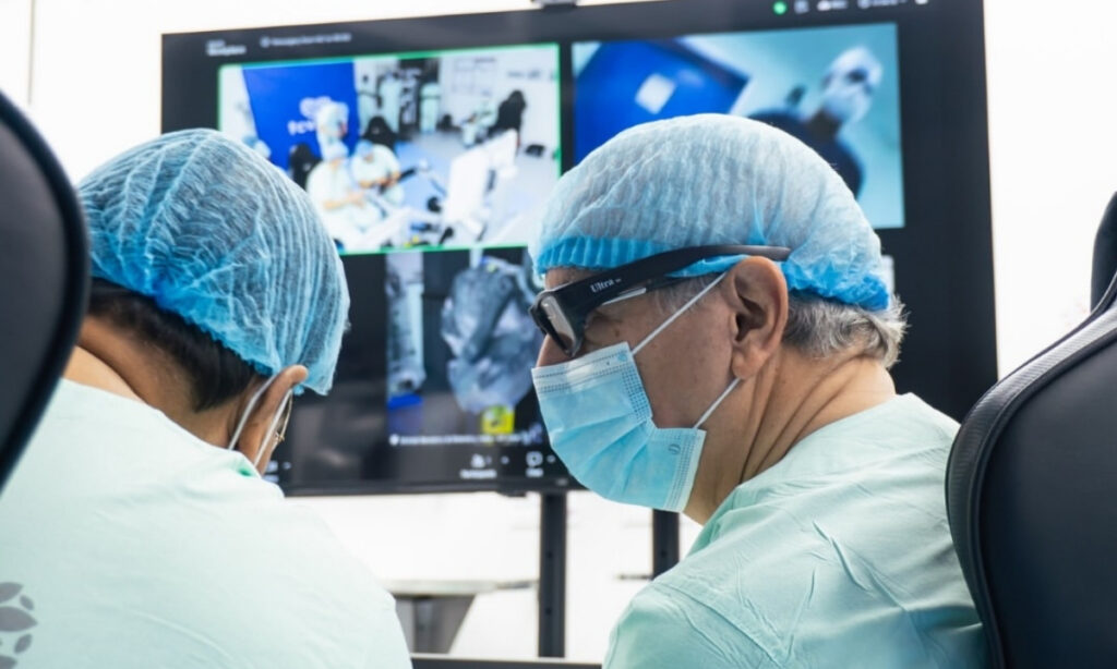 Médico operó desde Colombia a paciente en India