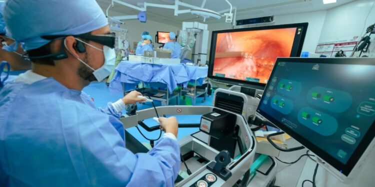 Médico operó desde Colombia a paciente en India