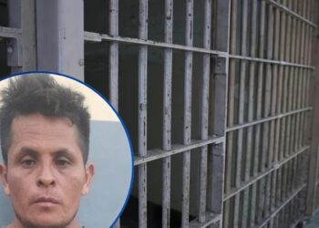 Misterio rodea la muerte de hombre hallado colgado en una celda; el hospital dice que llegó muerto