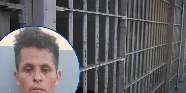 Misterio rodea la muerte de hombre hallado colgado en una celda; el hospital dice que llegó muerto