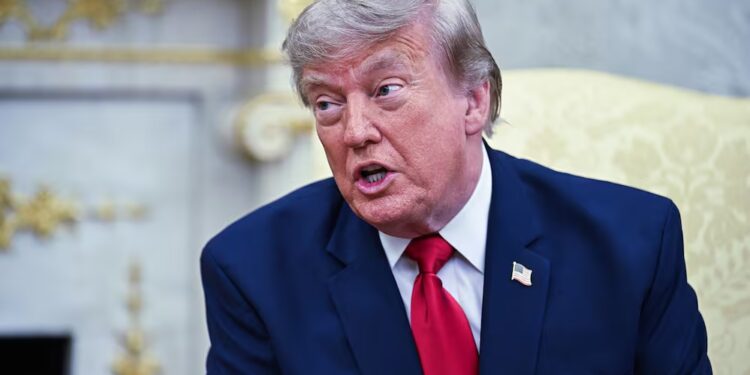 Trump da marcha atrás y no cobrará la tasa del 20 % a los buques que transiten por Ormuz