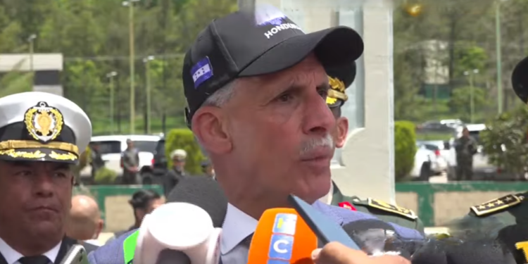 Asfura confirma la construcción de tres hospitales y justifica el alza de los combustibles por la guerra