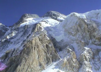 La primera mujer omaní en escalar el Everest muere en una avalancha en Pakistán