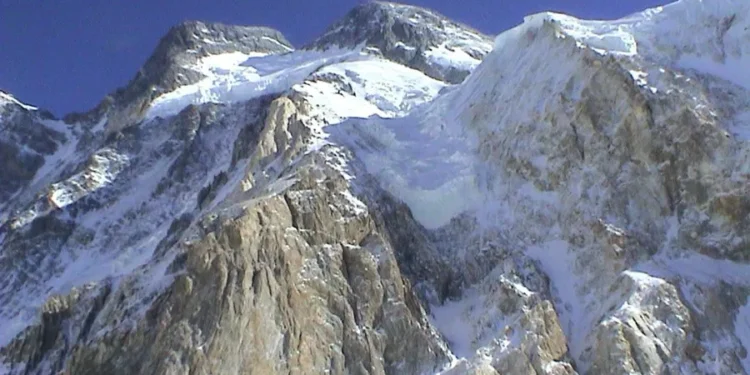 La primera mujer omaní en escalar el Everest muere en una avalancha en Pakistán