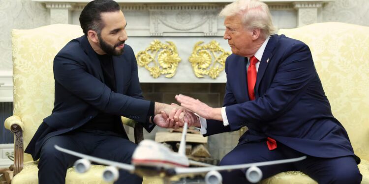 Trump recibe a Bukele en la Casa Blanca para estrechar la cooperación migratoria y de seguridad