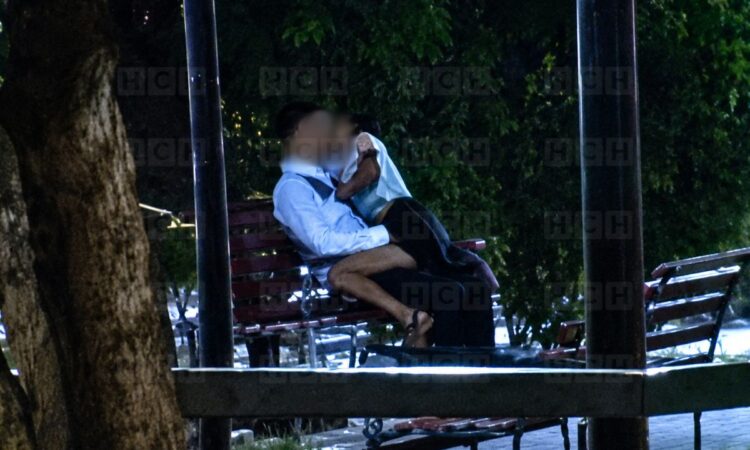 Pareja es sorprendida haciendo el delicioso en una banca del parque