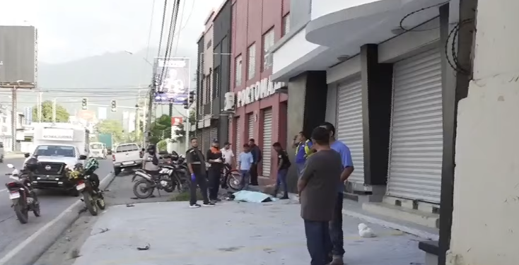 Perece motociclista tras impactar con camioneta en SPS