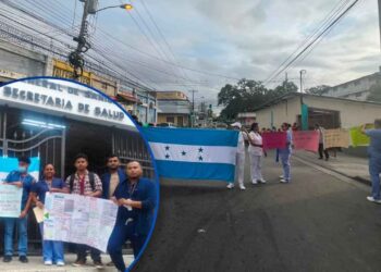 Personal reintegrado al hopsital Leonardo Martínez protesta exigiendo pagos atrasados