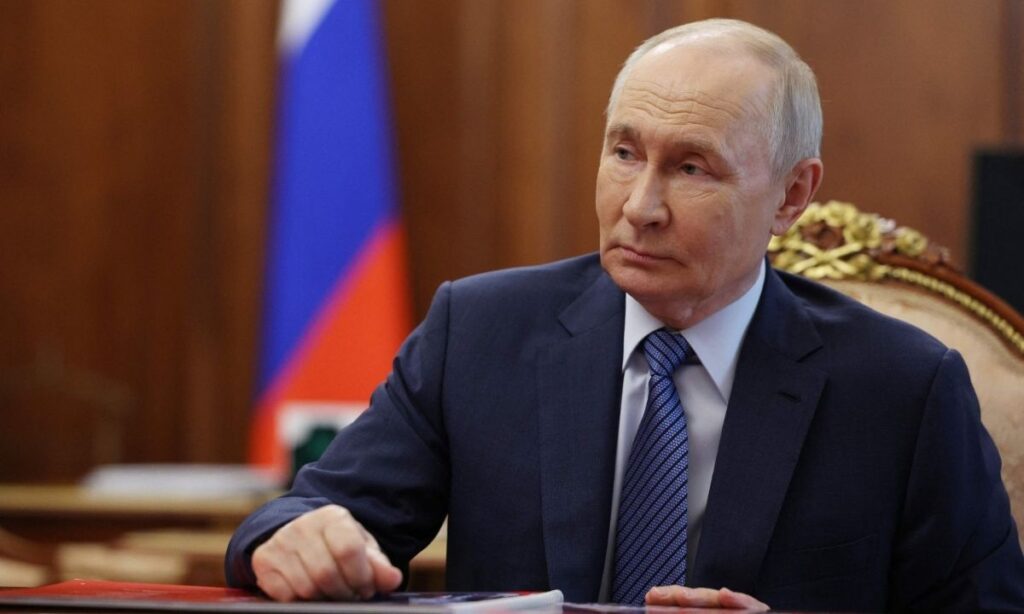 Putin ordena suspender ataques contra Kiev