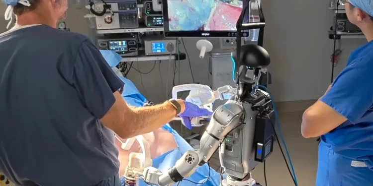 ¡Los robots ya operan! Robots humanoides realizan con éxito una cirugía en un ser vivo por primera vez