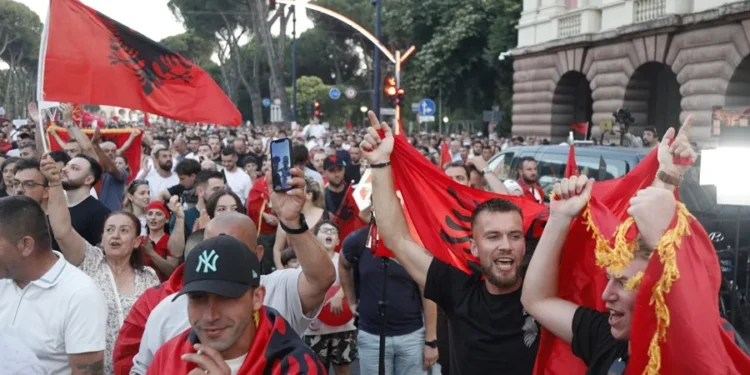 Seis heridos en Tirana en nuevas protestas contra proyectos de lujo de la familia Trump