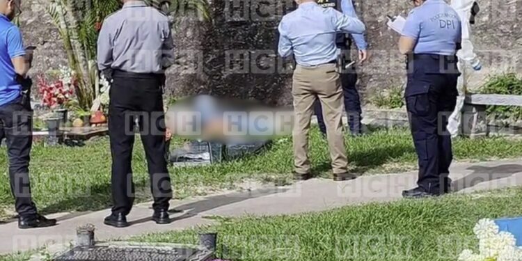 ¡Misterioso! Encuentran a un hombre muerto entre las tumbas de un cementerio capitalino