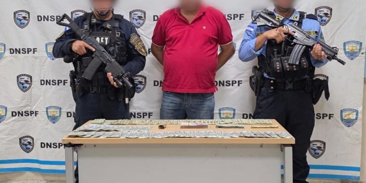 Capturan a comerciante colombiano con más de 10 mil dólares en efectivo en punto de control de Choluteca