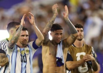 En un infartante partido, Argentina sufrió más de la cuenta y avanzó a los octavos del Mundial tras ganarle en tiempo extra a Cabo Verde