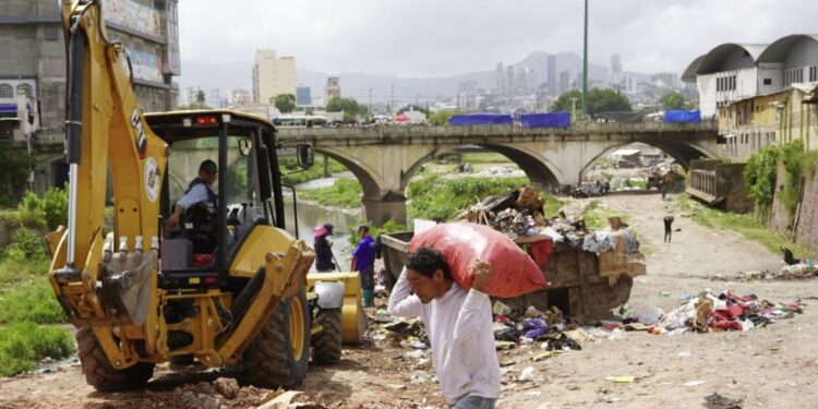 Retiran 75 toneladas de desechos sólidos durante megaoperativo de limpieza en campo Motagua y bajos del puente Carías