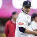 El entrenador de la Selección de Estados Unidos, Mauricio Pochettino, lanzó la primera bola en el juego de béisbol de los Seattle Mariners