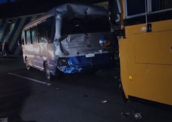 Bus repleto de aficionados del Olimpia colisiona con otros vehículos en la salida al norte de la capital