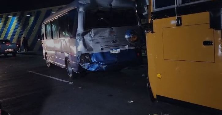 Bus repleto de aficionados del Olimpia colisiona con otros vehículos en la salida al norte de la capital