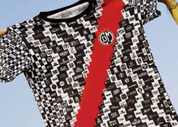 Club peruano presentó una insólita camiseta con 1.000 patrocinadores para salir de la crisis económica