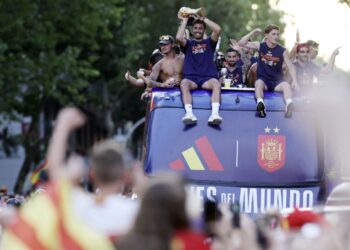 Con la Copa del Mundo en sus manos, España comienza el desfile triunfal en Madrid