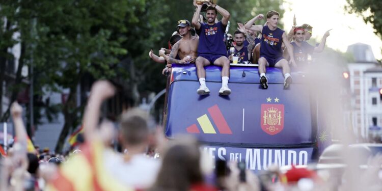 Con la Copa del Mundo en sus manos, España comienza el desfile triunfal en Madrid