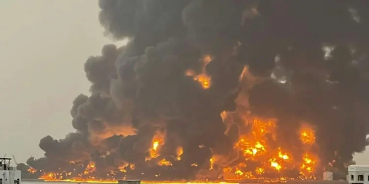 Arabia Saudita bombardeó una ciudad controlada por los hutíes en Yemen tras los ataques de los rebeldes y se expande la guerra en Medio Oriente