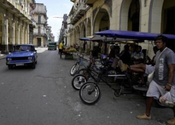 El régimen de Cuba abrió gasolineras, farmacias y geriátricos al sector privado en medio de la crisis económica