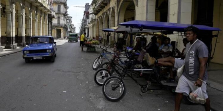 El régimen de Cuba abrió gasolineras, farmacias y geriátricos al sector privado en medio de la crisis económica