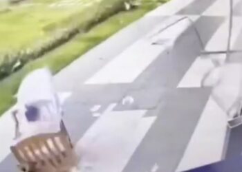 Una niña dentro de una cuna fue arrastrada por el fuerte vendaval tras el paso del Tifón Noul en China