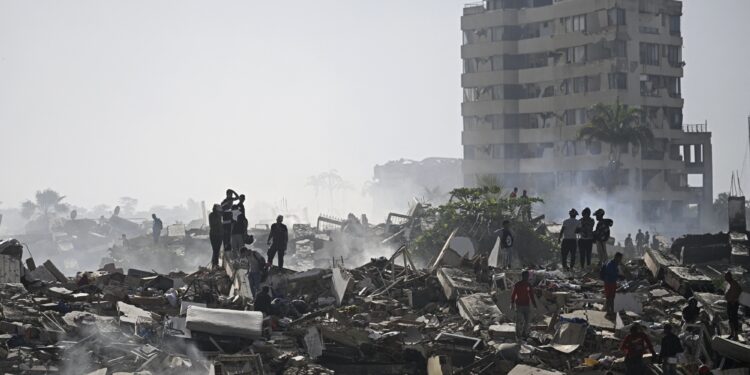 Se elevan a 2,595 los muertos por los terremotos en Venezuela, mientras el país continúa con las labores de rescate