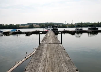 Cinco personas mueren ahogadas al tratar de salvar a un nadador en apuros en un río de Ohio, EEUU; varios serían hondureños