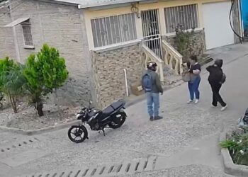 ¡Desgraciados! una pareja fue captada mientras asaltaba a dos mujeres en la Divino Paraíso
