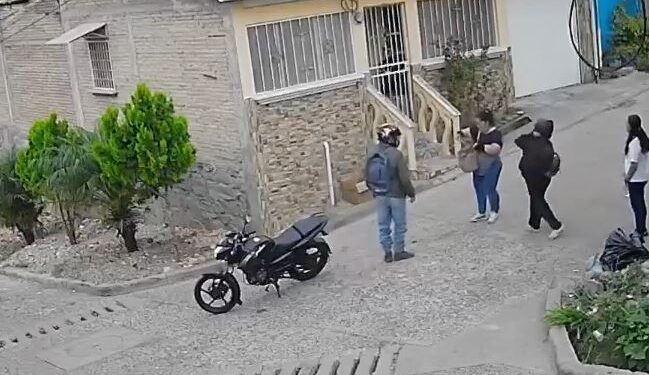 ¡Desgraciados! una pareja fue captada mientras asaltaba a dos mujeres en la Divino Paraíso