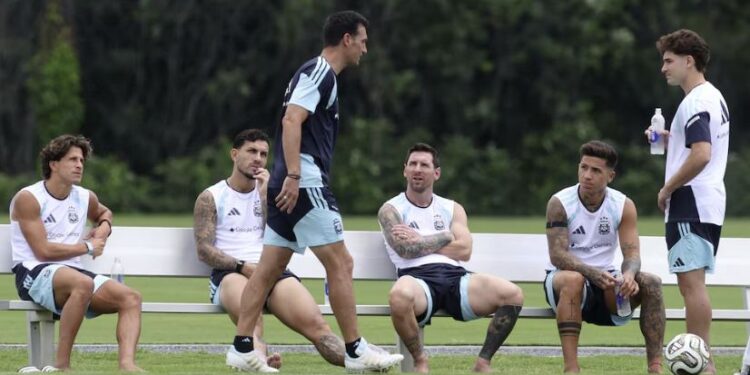 La selección argentina se entrena pensando en la final con España y Lionel Scaloni empieza a definir la formación titular