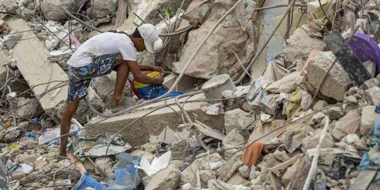 “No podemos dejar a nadie atrás”: venezolanos siguen buscando a los desaparecidos un mes después de los terremotos