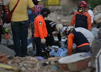 familias continúan removiendo escombros en Venezuela (2)