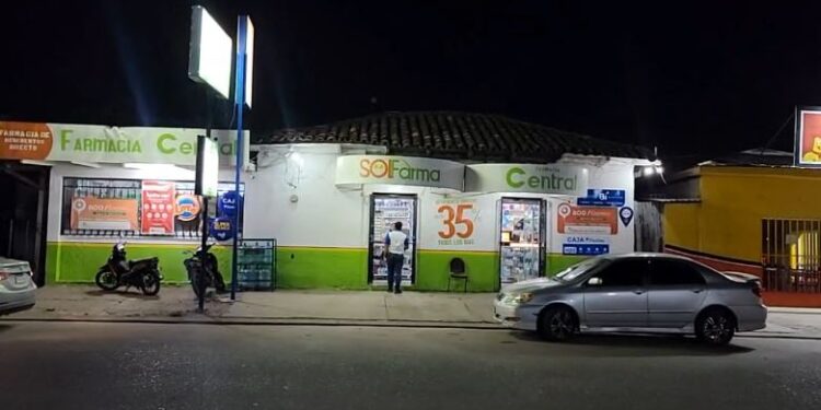 Sujetos en motocicleta asaltaron una reconocida farmacia en Olanchito, Yoro